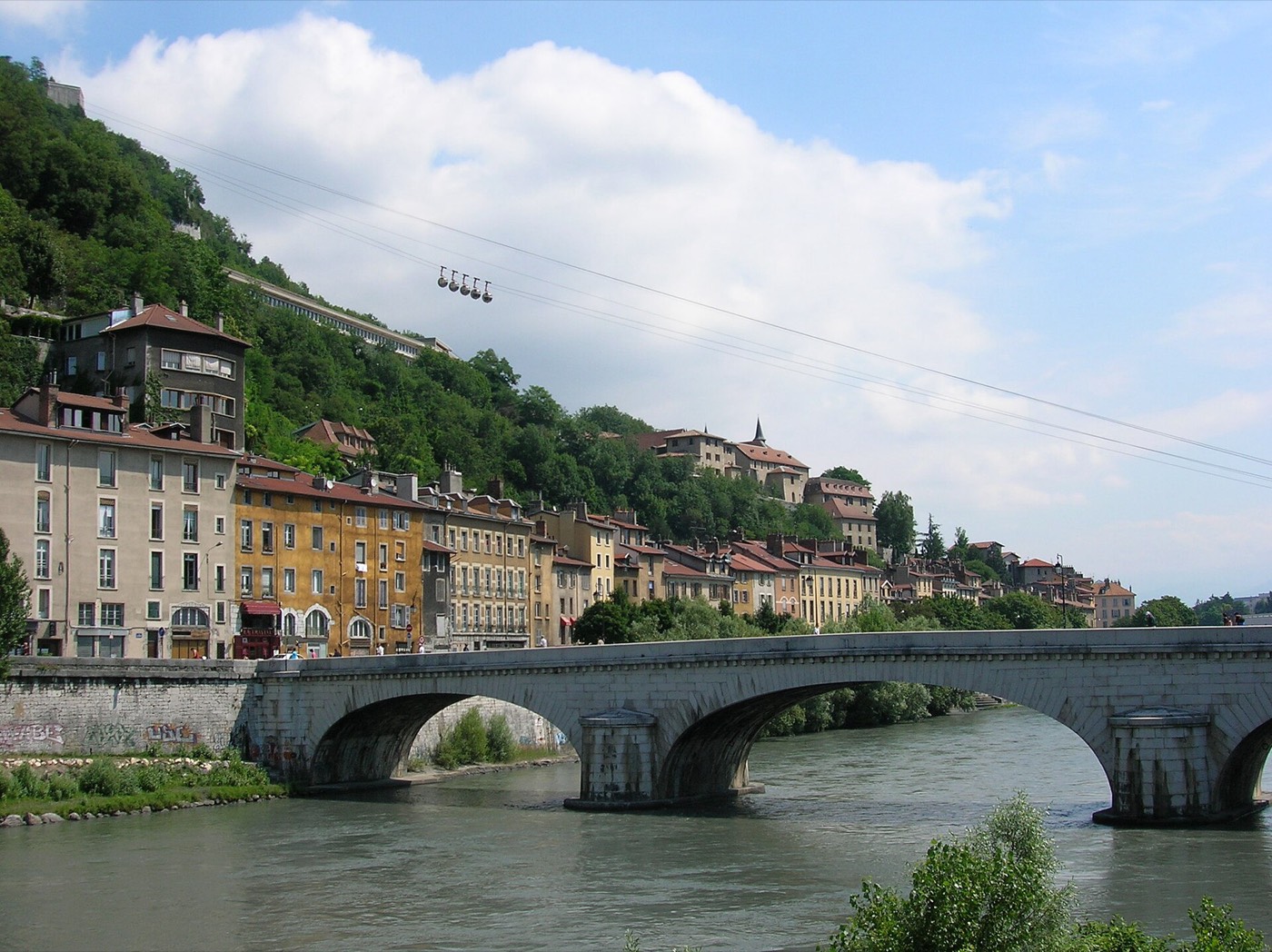 Grenoble, les quais de l'Isère et le téléphérique de la Bastille