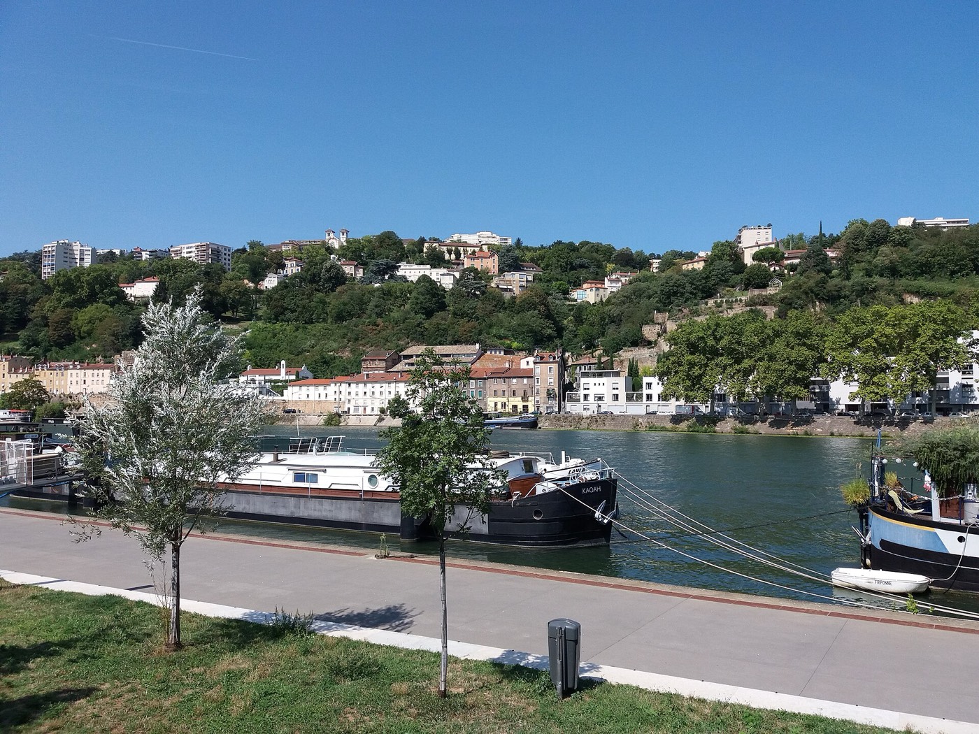 Les quais de Saône à Lyon et leurs péniches