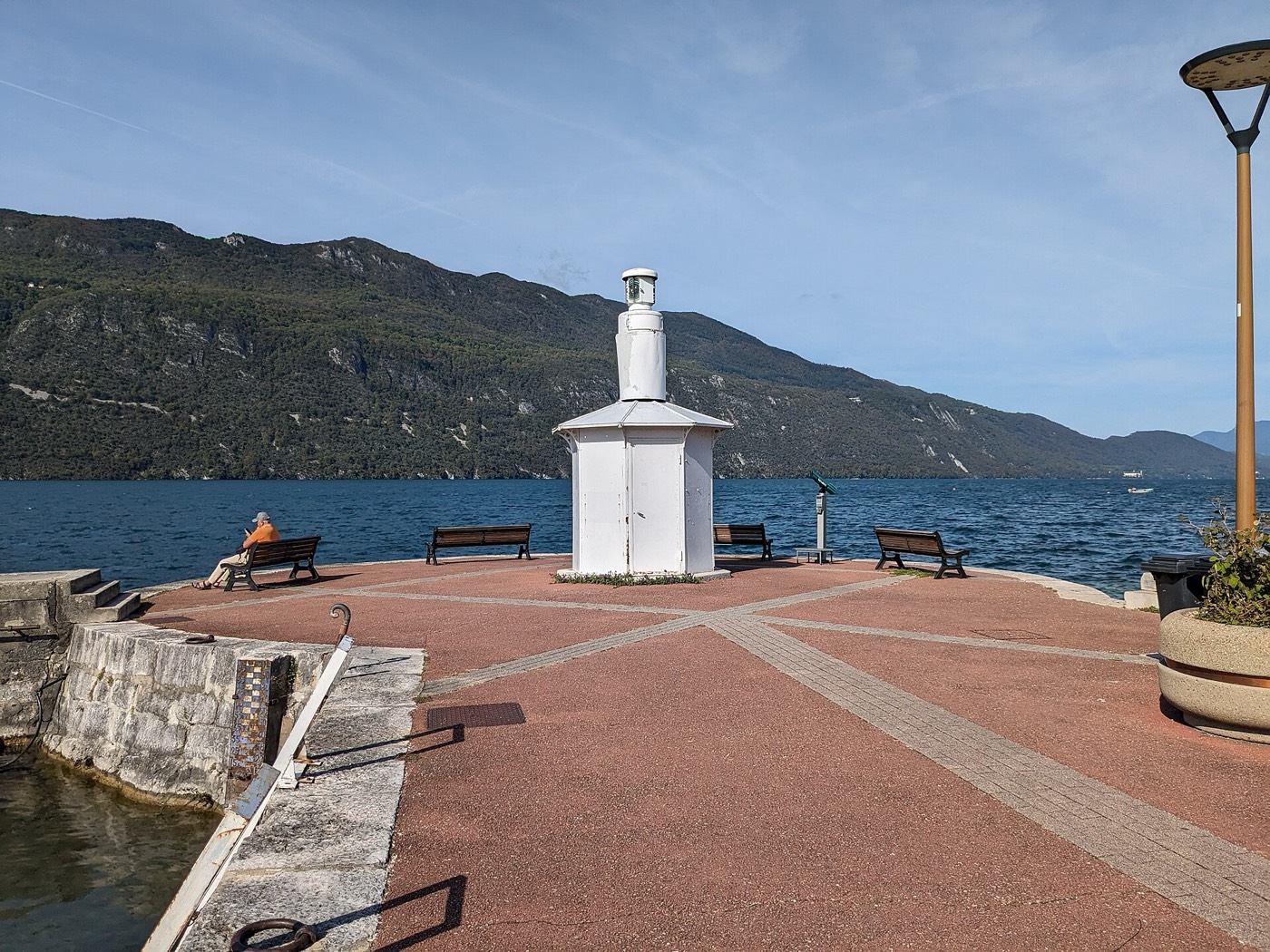 Le phare du Grand Port d'Aix-les-Bains, sur le lac du Bourget